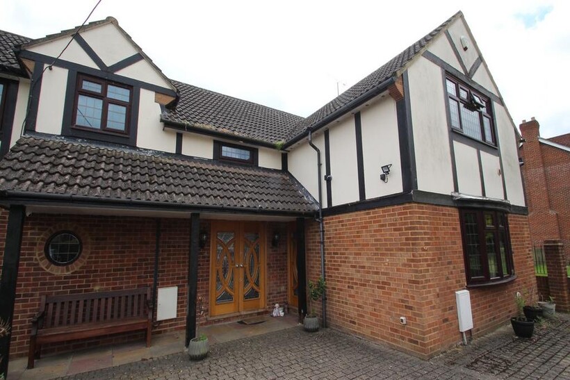 Stanwell Road, Horton SL3 5 bed detached house to rent - £3,500 pcm (£808 pw)