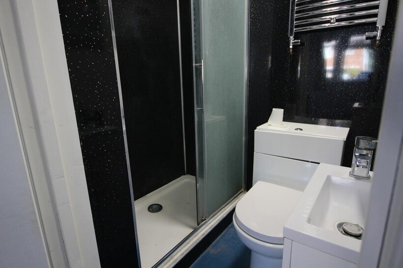 Cheyneys Avenue, Edgware, Greater... 5 bed house share to rent - £900 pcm (£208 pw)
