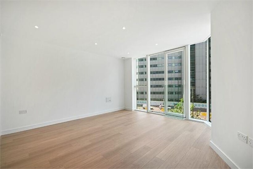 Pinnacle Apartments, Saffron Central... Apartment to rent - £1,150 pcm (£265 pw)