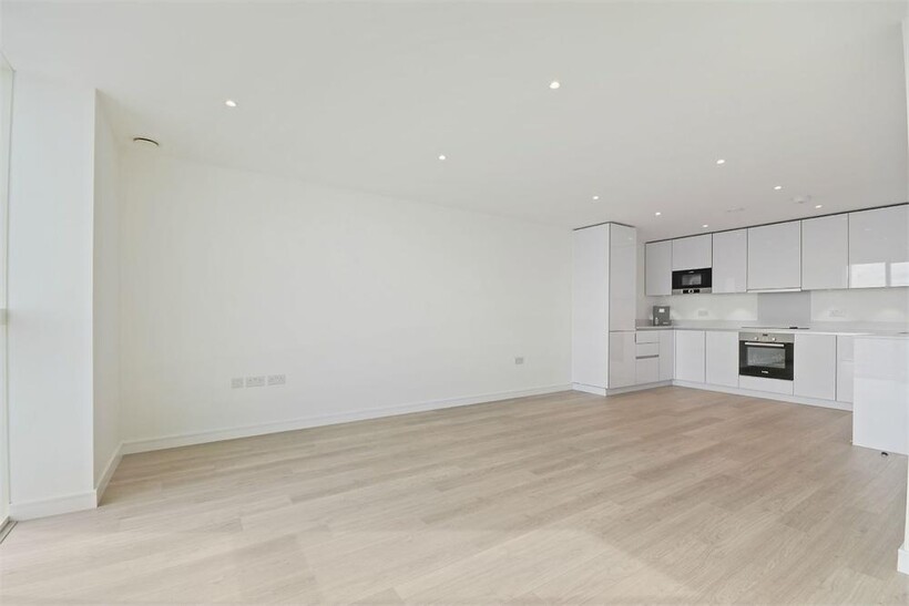 Pinnacle Apartments, Saffron Central... 2 bed apartment to rent - £1,750 pcm (£404 pw)