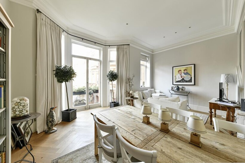 Sloane Gardens, London SW1W 3 bed apartment to rent - £11,267 pcm (£2,600 pw)