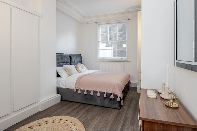 Buckingham Palace Road, London SW1W 1 bed serviced apartment to rent - £5,730 pcm (£1,322 pw)