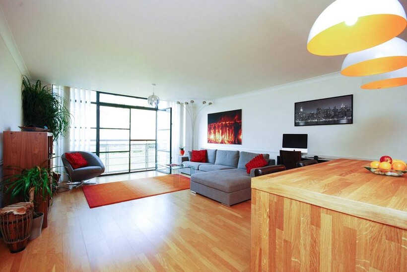 Ferry Quays, Brentford, TW8 2 bed flat to rent - £3,400 pcm (£785 pw)