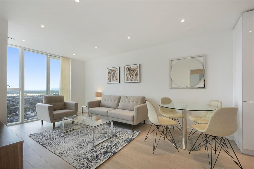 Pinnacle Apartments, 11 Saffron... 2 bed apartment to rent - £1,850 pcm (£427 pw)