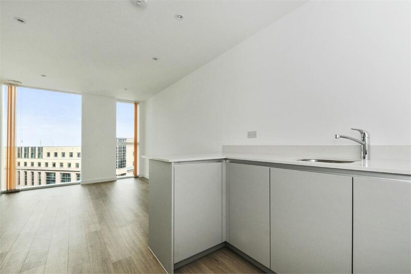 Saffron Central Square, Croydon... 1 bed flat to rent - £1,400 pcm (£323 pw)