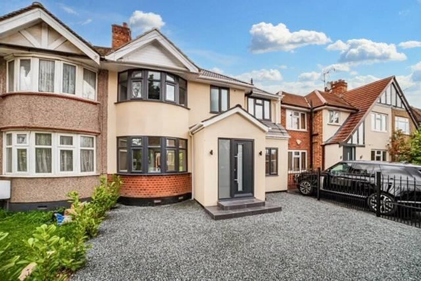 Boxtree Lane, Harrow HA3 4 bed semi-detached house to rent - £3,750 pcm (£865 pw)