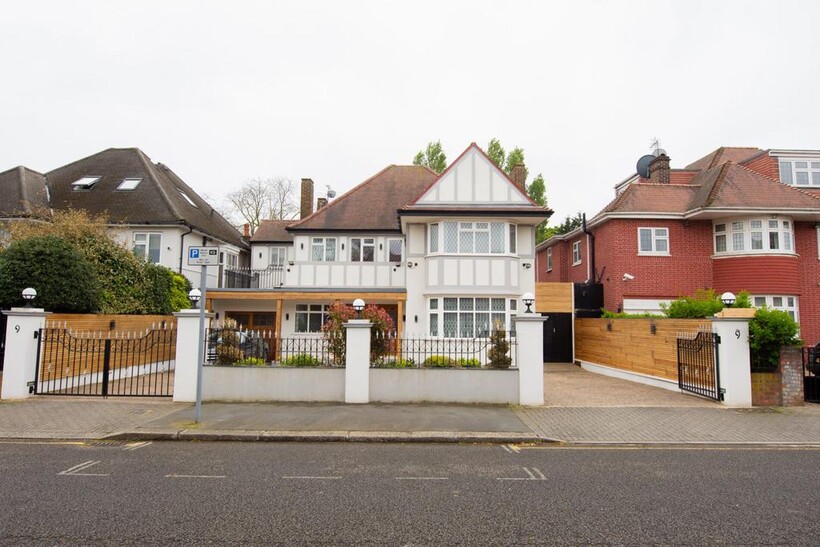 Manor house drive, NW67DE 5 bed detached house to rent - £11,500 pcm (£2,654 pw)