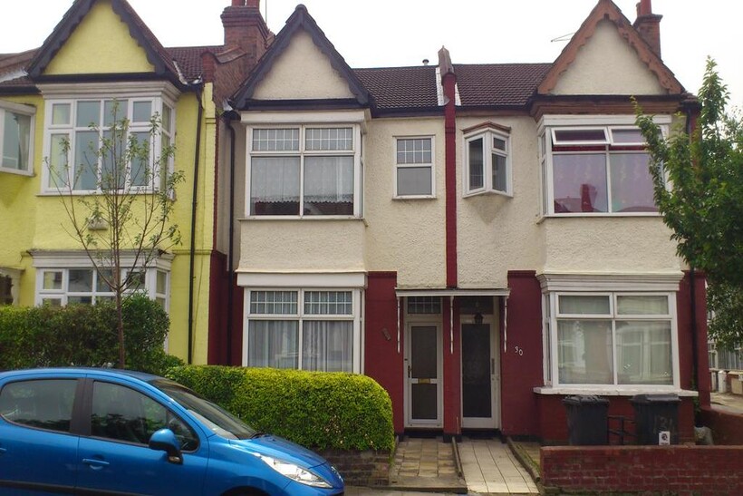 Montagu Road, London NW4 3 bed terraced house to rent - £2,400 pcm (£554 pw)
