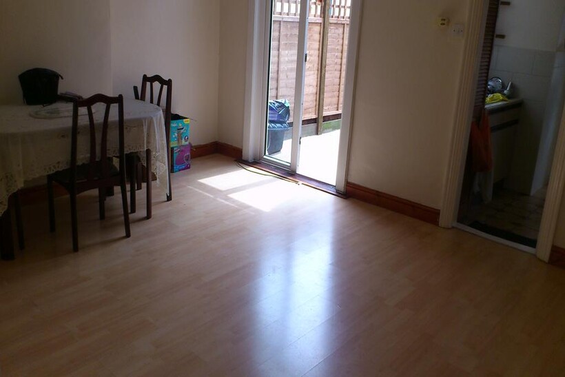 Montagu Road, London NW4 3 bed terraced house to rent - £2,400 pcm (£554 pw)