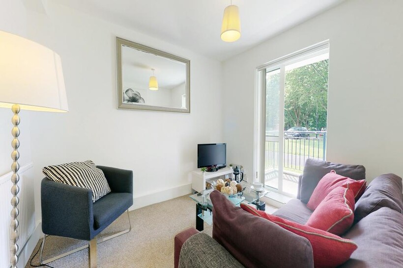 Edensor Gardens, London W4 3 bed flat to rent - £2,700 pcm (£623 pw)