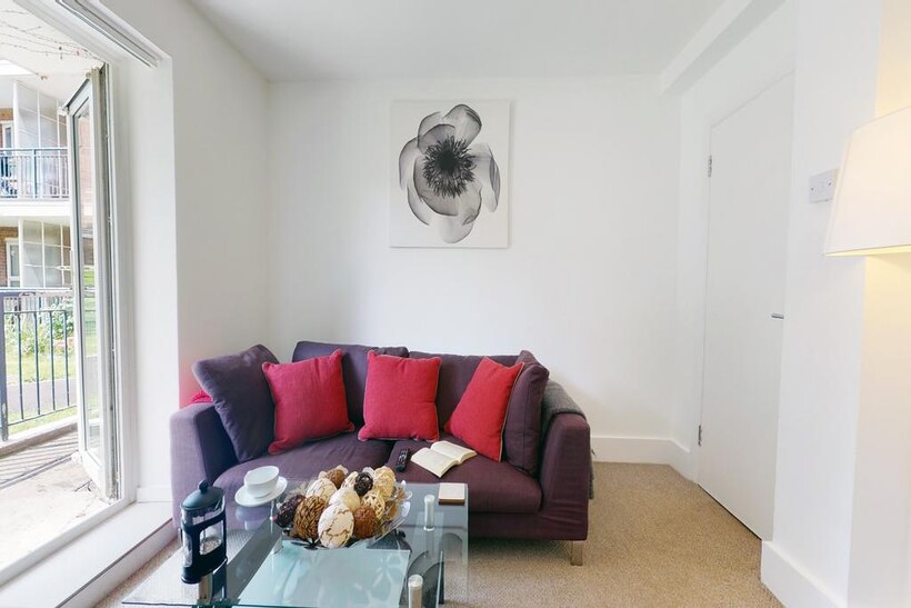 Edensor Gardens, London W4 3 bed flat to rent - £2,700 pcm (£623 pw)