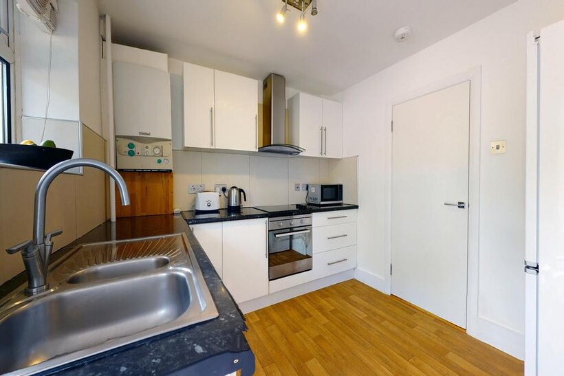 Edensor Gardens, London W4 3 bed flat to rent - £2,700 pcm (£623 pw)