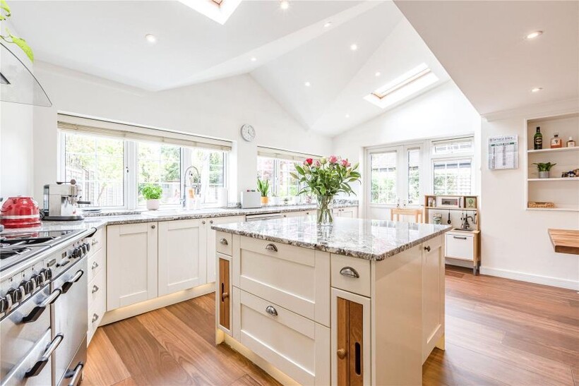 Woodham Waye, Woking GU21 4 bed detached house to rent - £4,750 pcm (£1,096 pw)