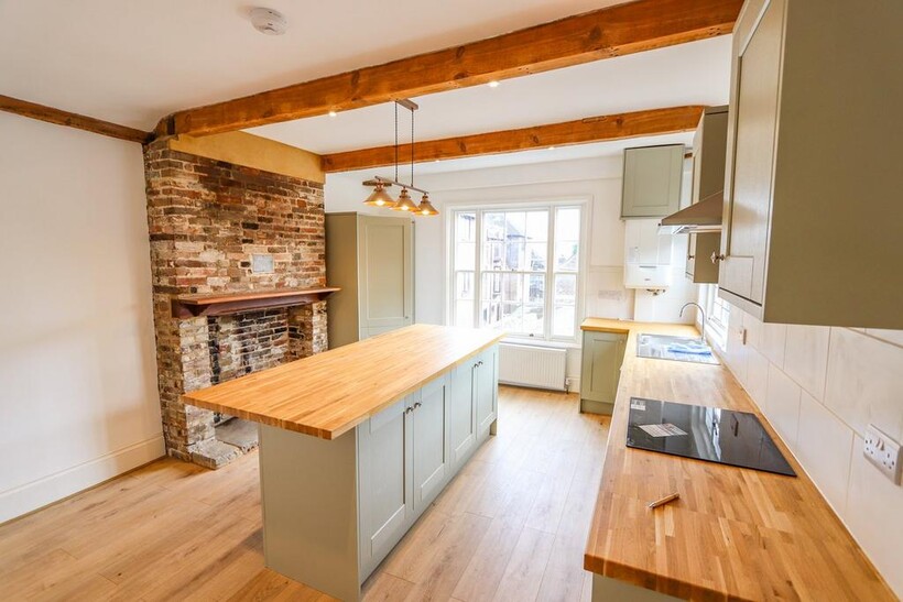High Street, Battle, TN33 Property to rent - £1,000 pcm (£231 pw)