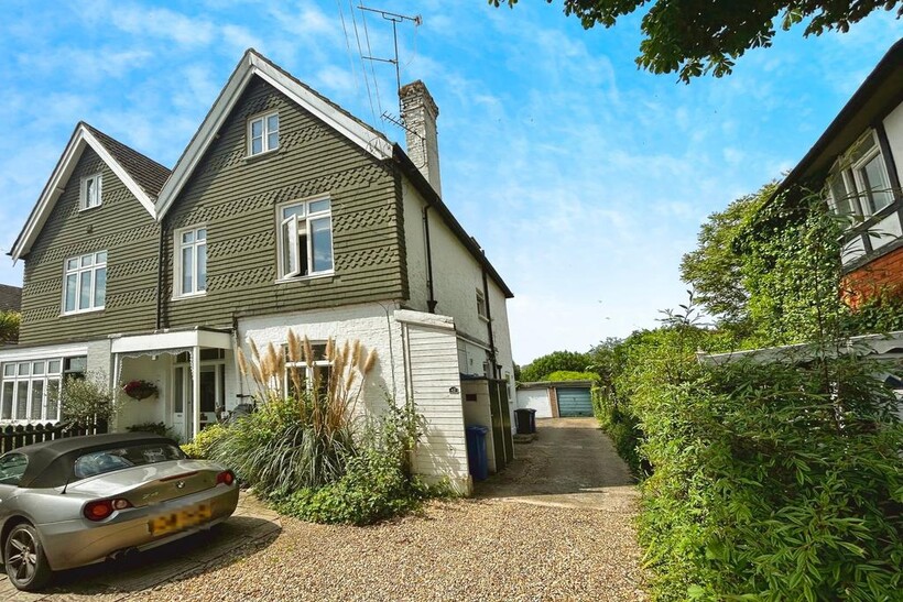 Montagu Road, Datchet SL3 2 bed apartment to rent - £1,550 pcm (£358 pw)