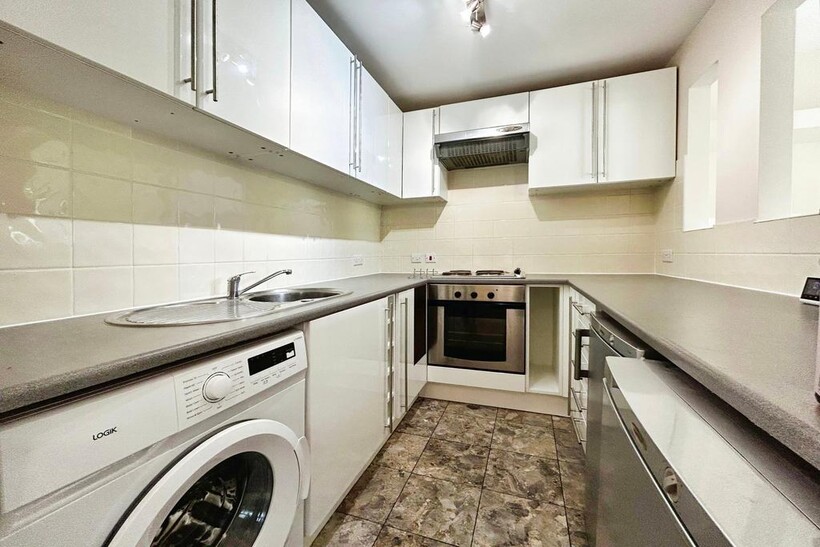 Montagu Road, Datchet SL3 2 bed apartment to rent - £1,550 pcm (£358 pw)