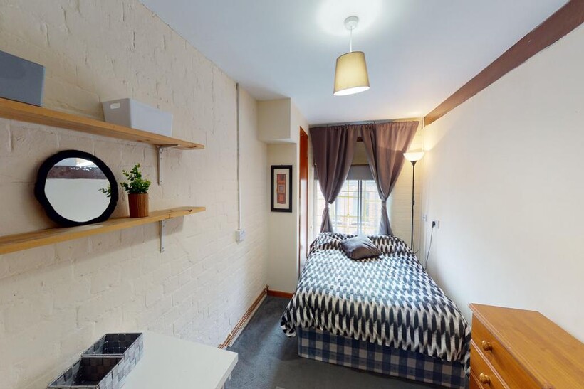 Russell Street, Nottingham NG7 1 bed in a flat share to rent - £455 pcm (£105 pw)