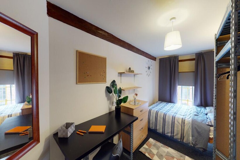 Russell Street, Nottingham NG7 1 bed in a flat share to rent - £455 pcm (£105 pw)