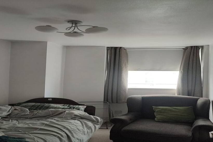 Mount Park Road Ealing Broadway... 1 bed in a flat share to rent - £900 pcm (£208 pw)
