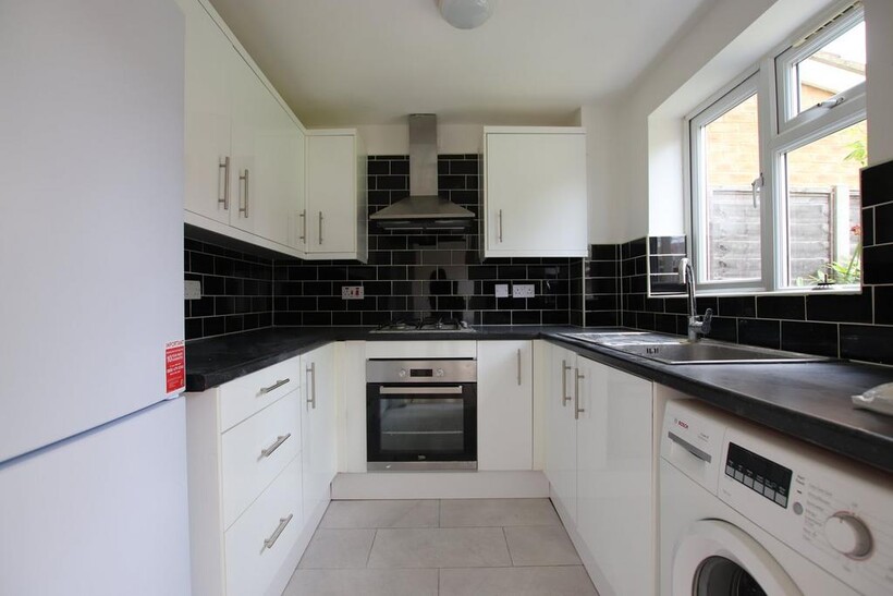 Veals Mead, Mitcham, CR4 4 bed end of terrace house to rent - £2,600 pcm (£600 pw)