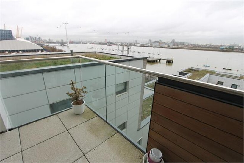 City Peninsula, 25 Barge Walk... 2 bed apartment to rent - £2,450 pcm (£565 pw)
