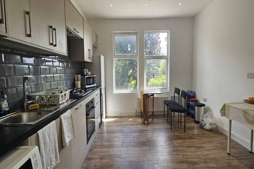 London W5 4 bed maisonette to rent - £3,000 pcm (£692 pw)