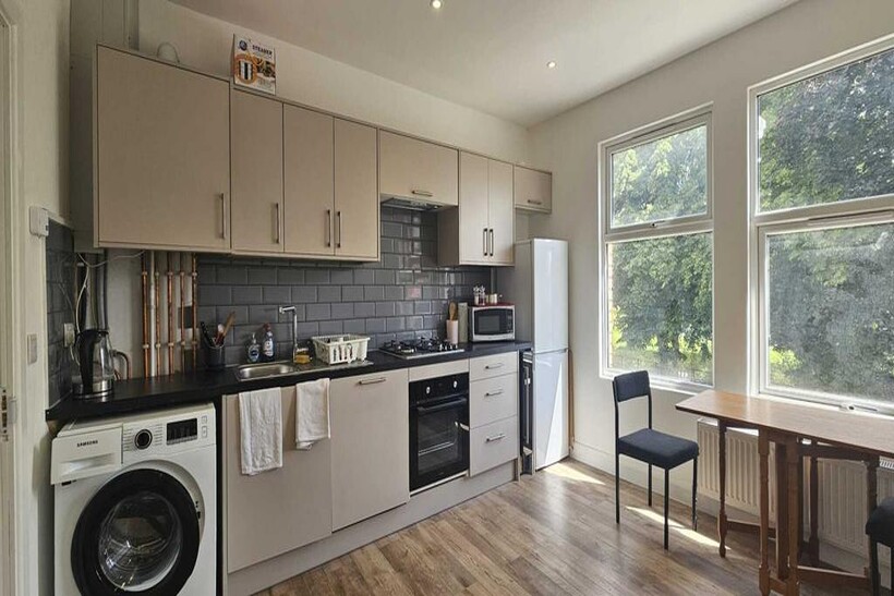 London W5 4 bed maisonette to rent - £3,000 pcm (£692 pw)