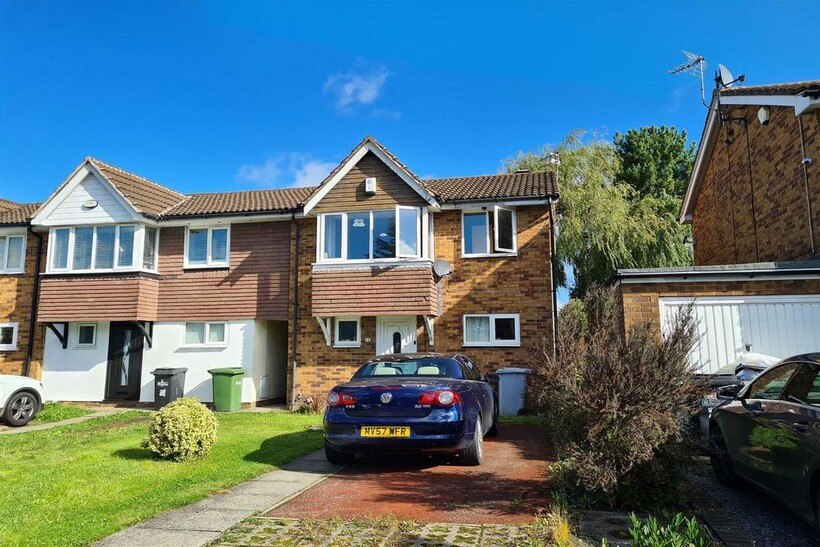 Larchwood Drive, Wilmslow, Cheshire 3 bed house to rent - £1,400 pcm (£323 pw)