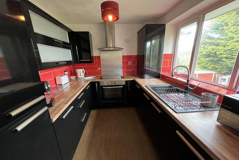 Larchwood Drive, Wilmslow, Cheshire 3 bed house to rent - £1,400 pcm (£323 pw)