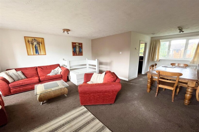 Larchwood Drive, Wilmslow, Cheshire 3 bed house to rent - £1,400 pcm (£323 pw)