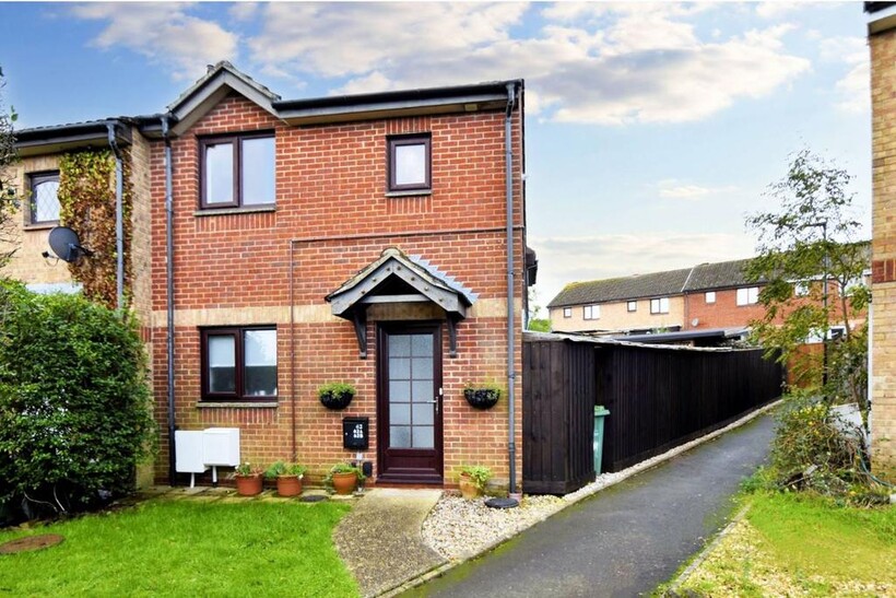 Mary Rose Avenue, Wootton Bridge PO33 2 bed maisonette to rent - £750 pcm (£173 pw)
