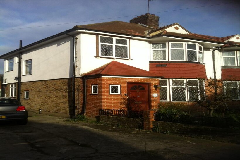 Sutton Hall Road, HOUNSLOW, Greater... 4 bed semi-detached house to rent - £2,700 pcm (£623 pw)