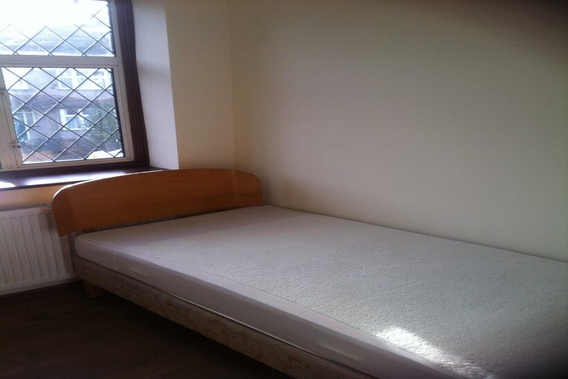 Sutton Hall Road, HOUNSLOW, Greater... 4 bed semi-detached house to rent - £2,700 pcm (£623 pw)