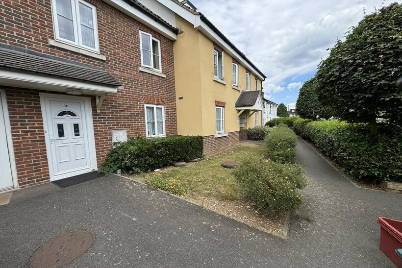 Azure Place, Holly Road, HOUNSLOW... 1 bed flat to rent - £1,400 pcm (£323 pw)