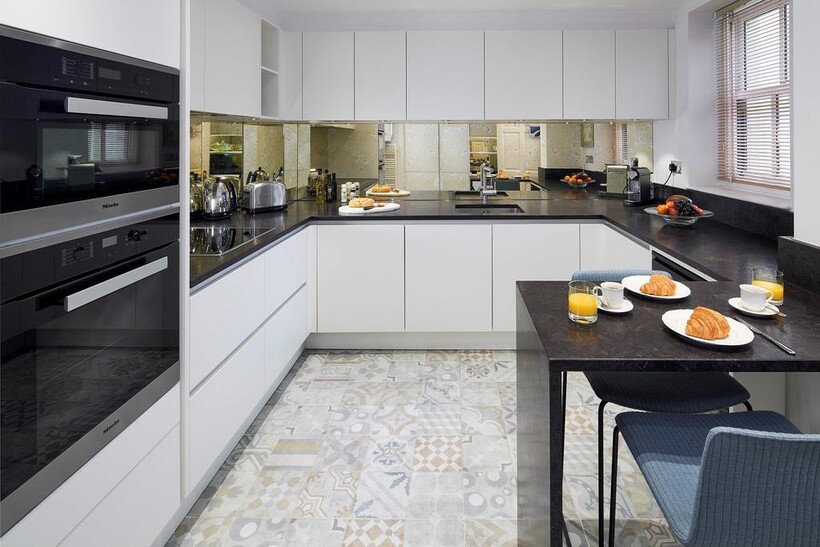 Hyde Park Gate, London, SW7 3 bed flat to rent - £36,833 pcm (£8,500 pw)