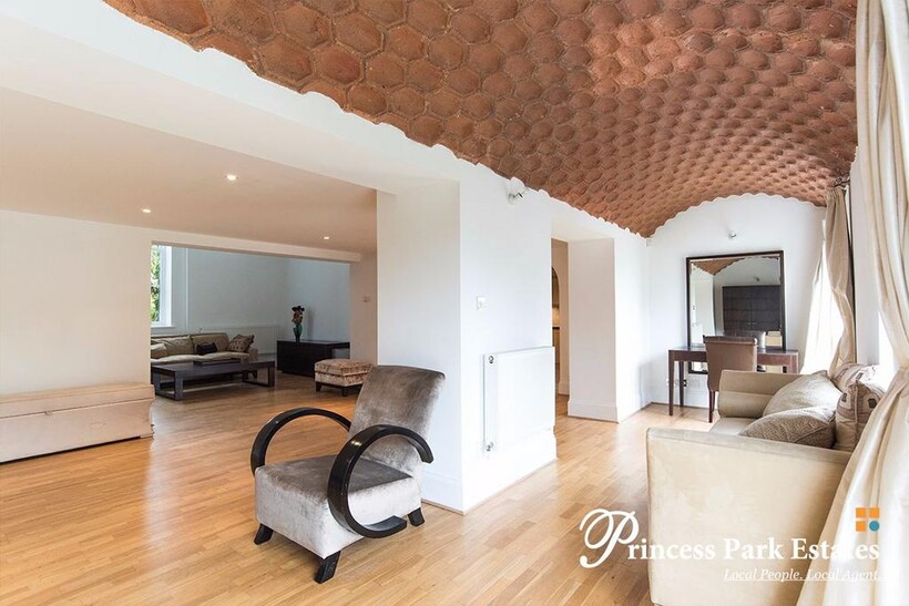 London N11 2 bed apartment to rent - £2,947 pcm (£680 pw)