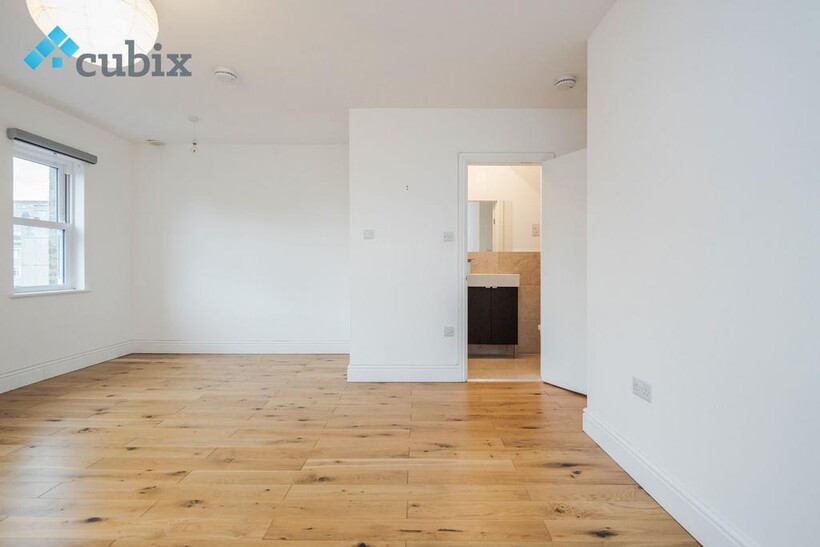 Surrey Square, London SE17 2 bed triplex to rent - £2,600 pcm (£600 pw)
