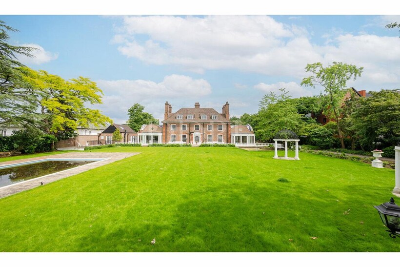 The Bishops Avenue, London, N2 12 bed detached bungalow to rent - £35,000 pcm (£8,077 pw)