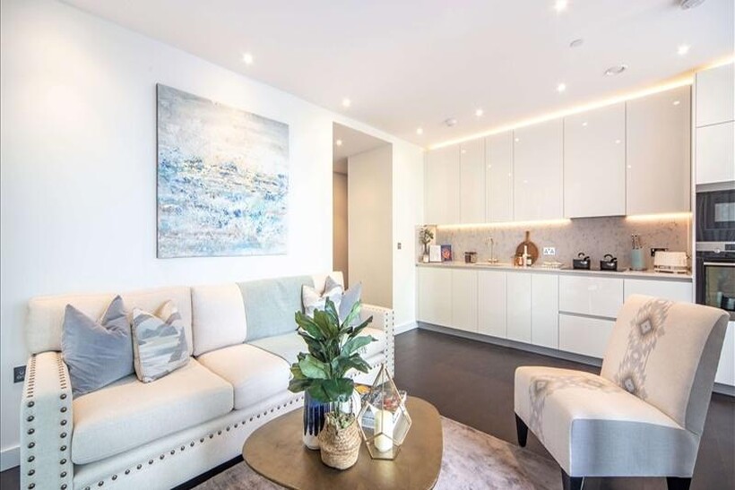Charles Clowes Walk, London SW11 2 bed property to rent - £4,290 pcm (£990 pw)