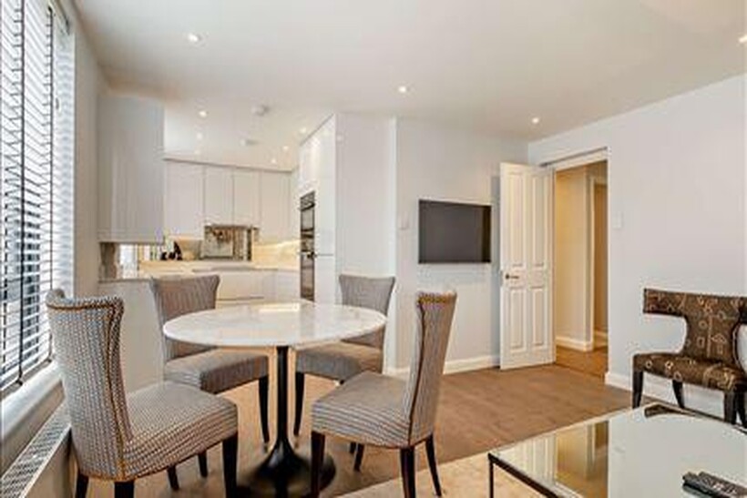 Fulham Road, London SW3 2 bed flat to rent - £4,117 pcm (£950 pw)