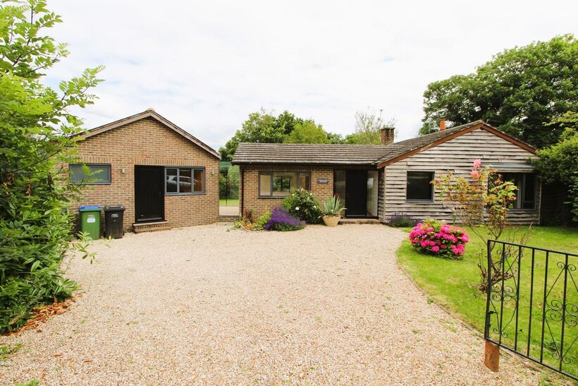 Streat Barn Cottage, Streat, BN6 4 bed detached bungalow to rent - £3,500 pcm (£808 pw)