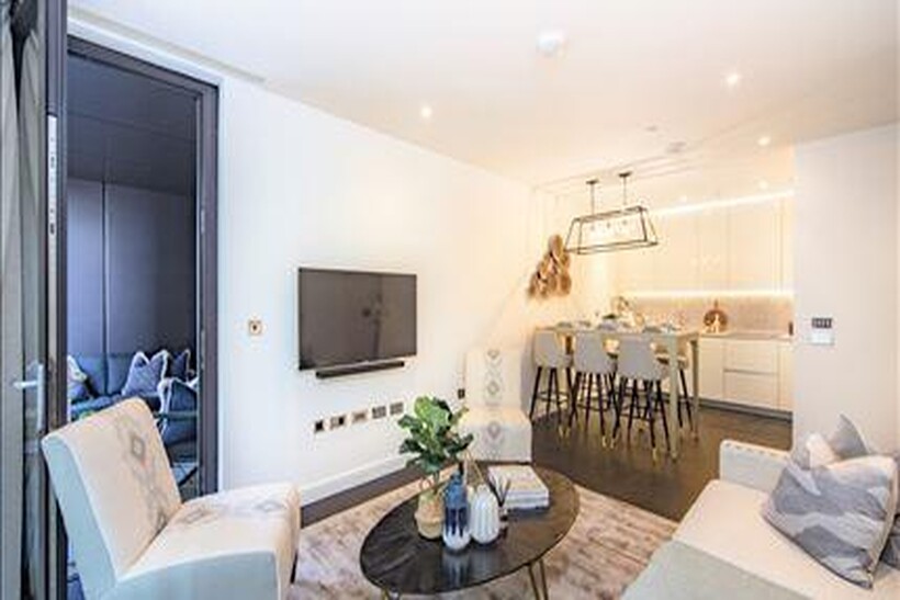 Charles Clowes Walk, London SW11 2 bed flat to rent - £4,463 pcm (£1,030 pw)