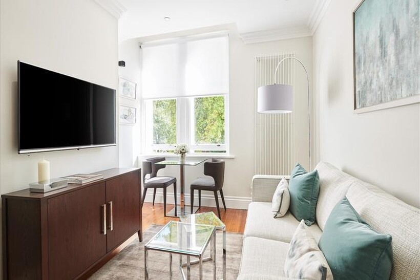 Kensington Gardens Square, London W2 1 bed flat to rent - £3,142 pcm (£725 pw)