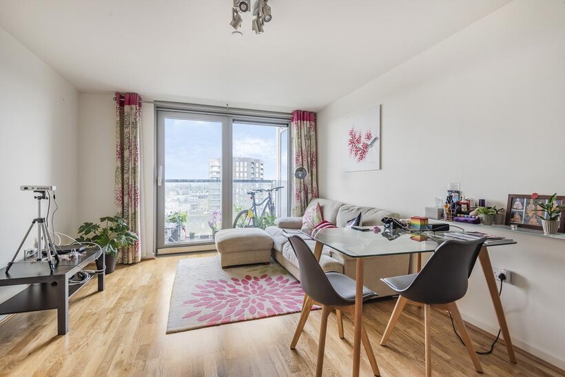 Vertex Tower, 3 Harmony Place... 2 bed apartment to rent - £2,400 pcm (£554 pw)