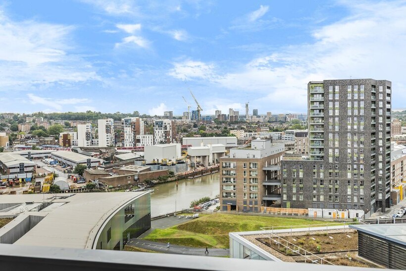Vertex Tower, 3 Harmony Place... 2 bed apartment to rent - £2,400 pcm (£554 pw)