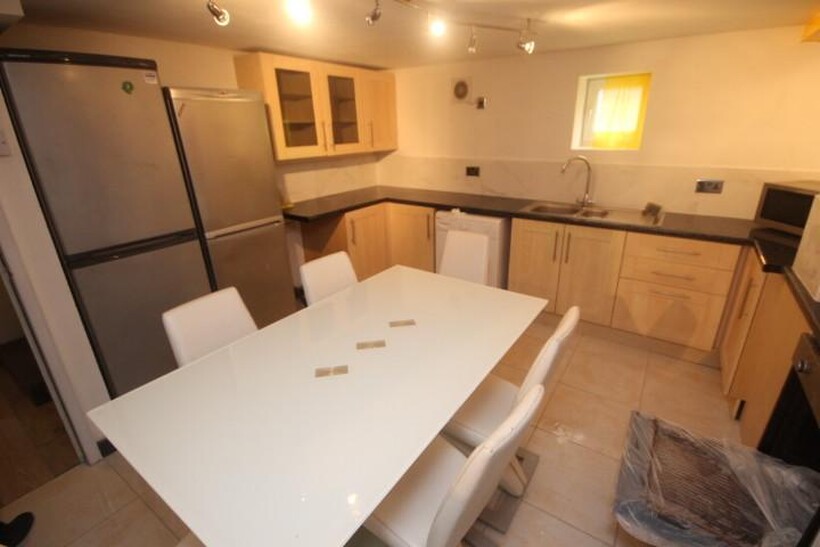 28 Delph Mount, Woodhouse, Leeds LS6 6 bed terraced house to rent - £3,120 pcm (£720 pw)