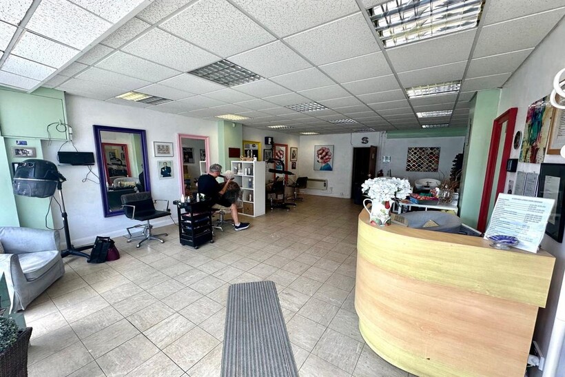 Steven Lewis Hair Design, Preston PR2 Property to rent - £900 pcm (£208 pw)