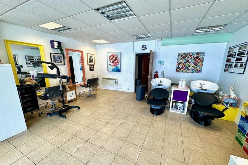 Steven Lewis Hair Design, Preston PR2 Property to rent - £900 pcm (£208 pw)