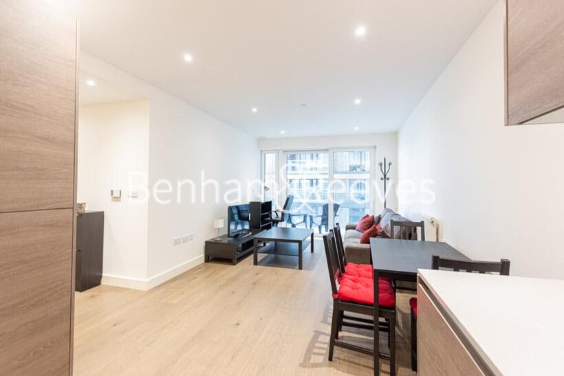 Duke Of Wellington Avenue, Woolwich SE18 2 bed apartment to rent - £2,700 pcm (£623 pw)