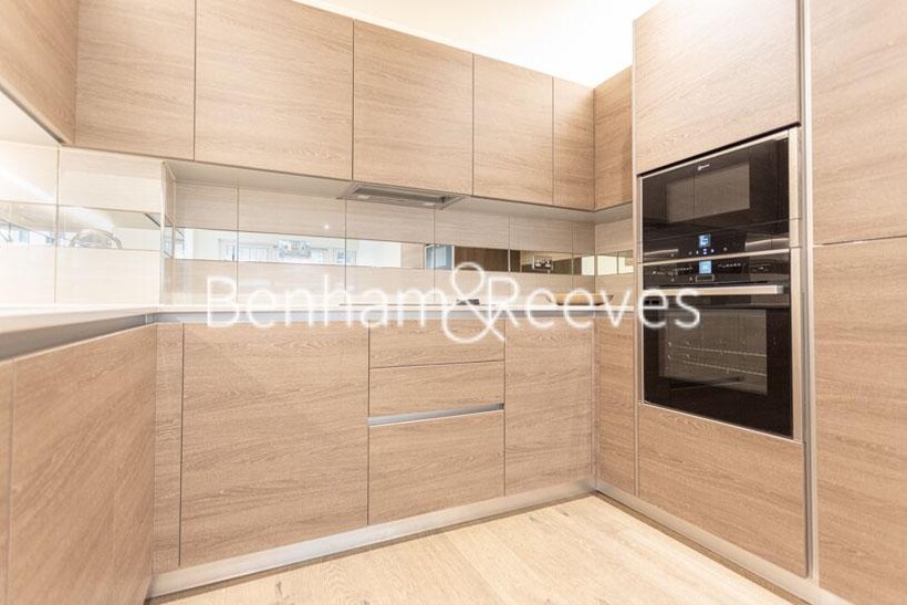 Duke Of Wellington Avenue, Woolwich SE18 2 bed apartment to rent - £2,700 pcm (£623 pw)